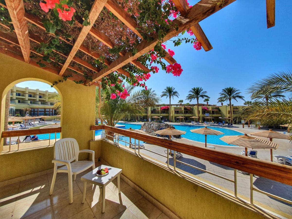 Habitación Estándar con vistas a la piscina