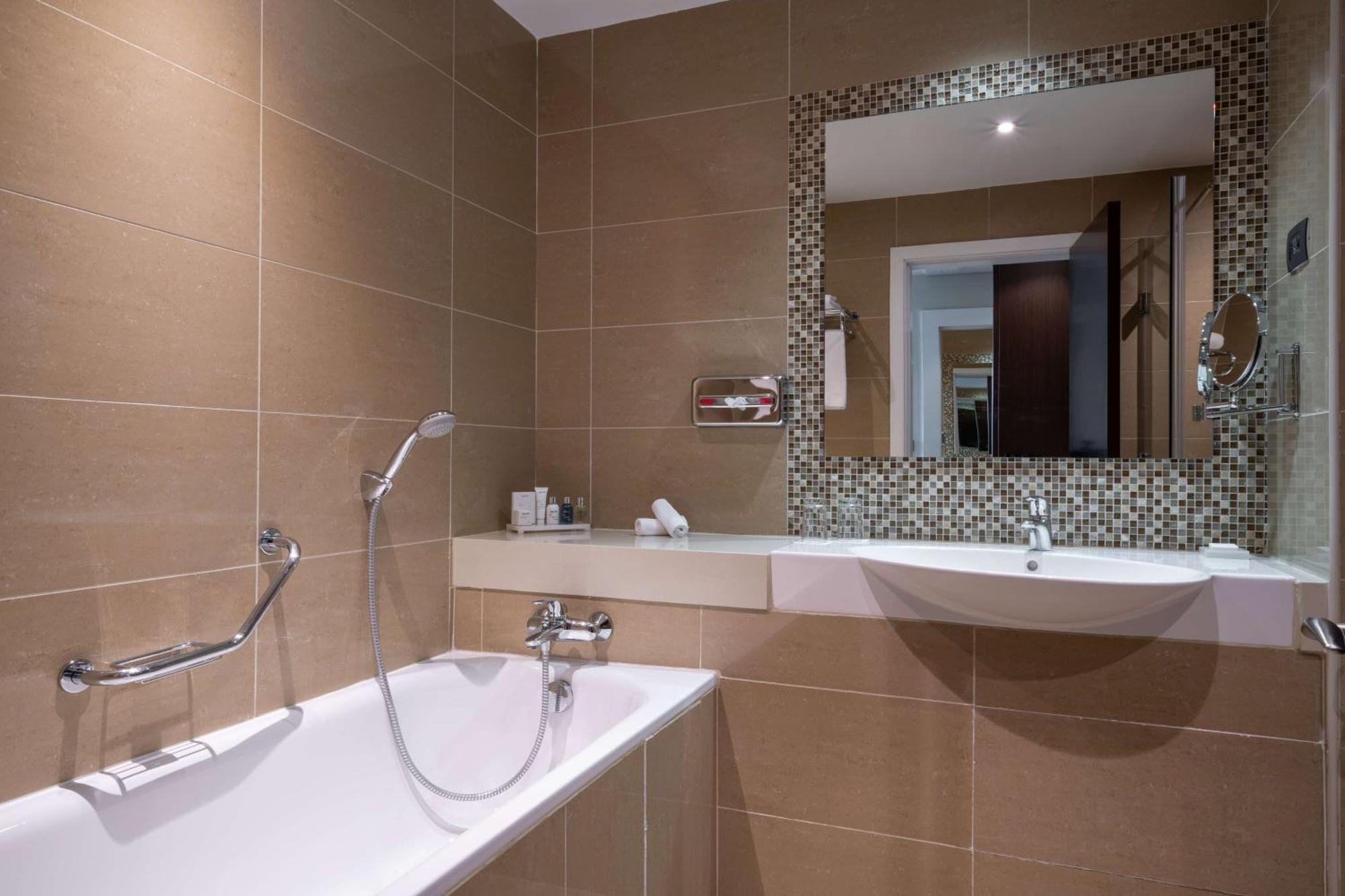 One-Bedroom Suite Lounge Access