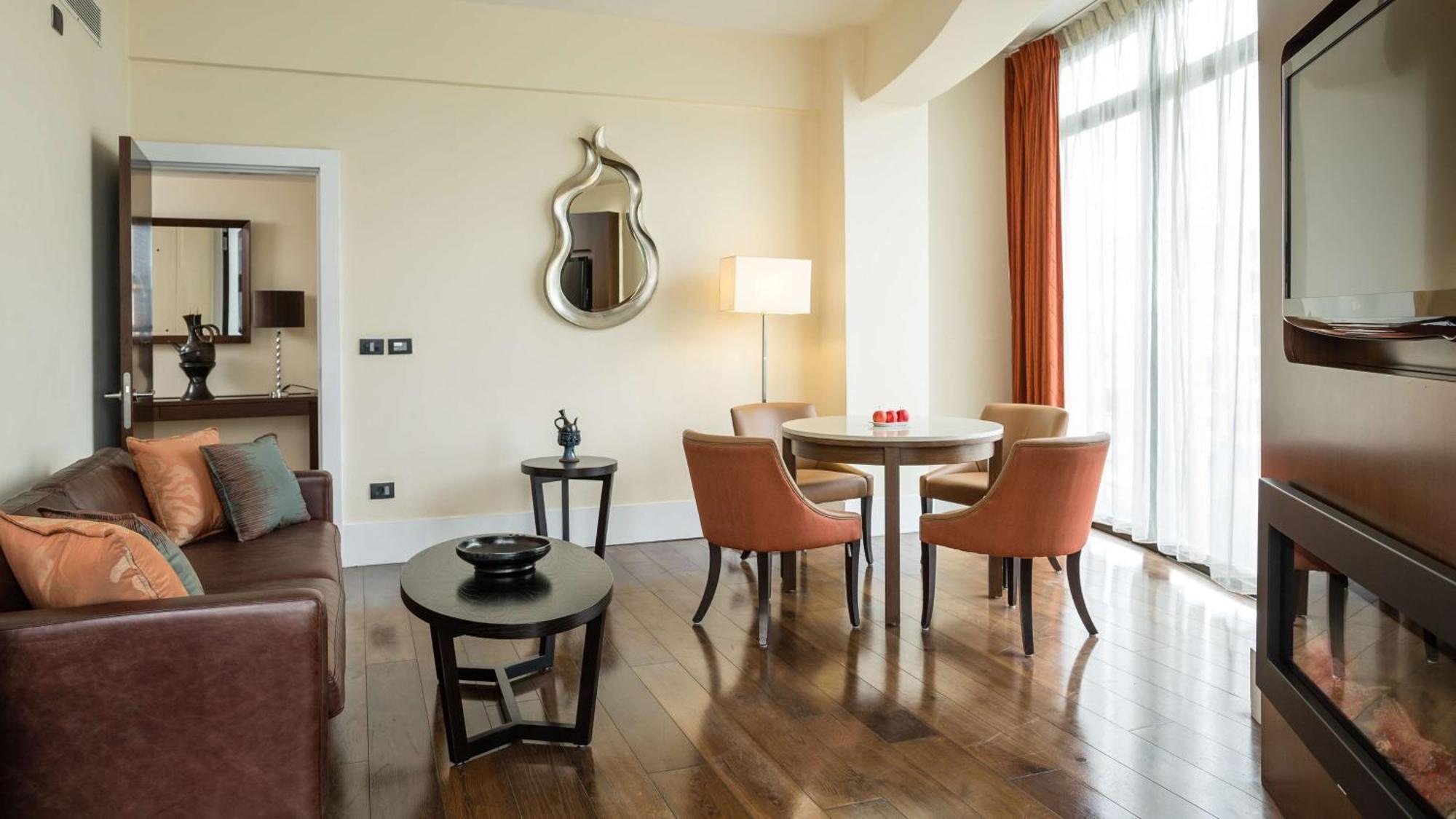 One-Bedroom Suite Lounge Access