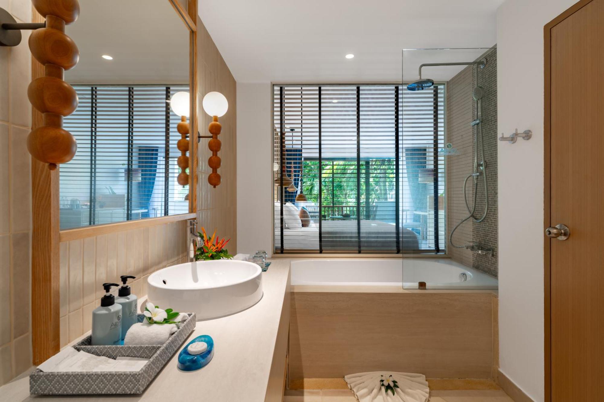 Deluxe bathtub