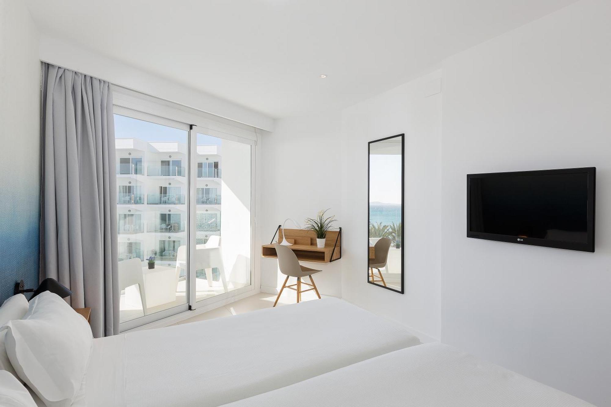 Camera Doppia con Letti Singoli con Vista Mare Laterale e Balcone (3 Adulti)