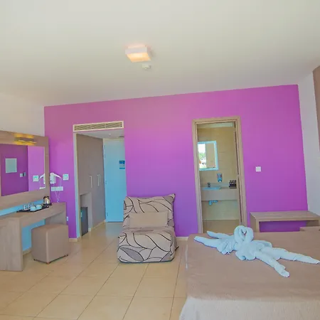 New Famagusta Hotel & Suites-3